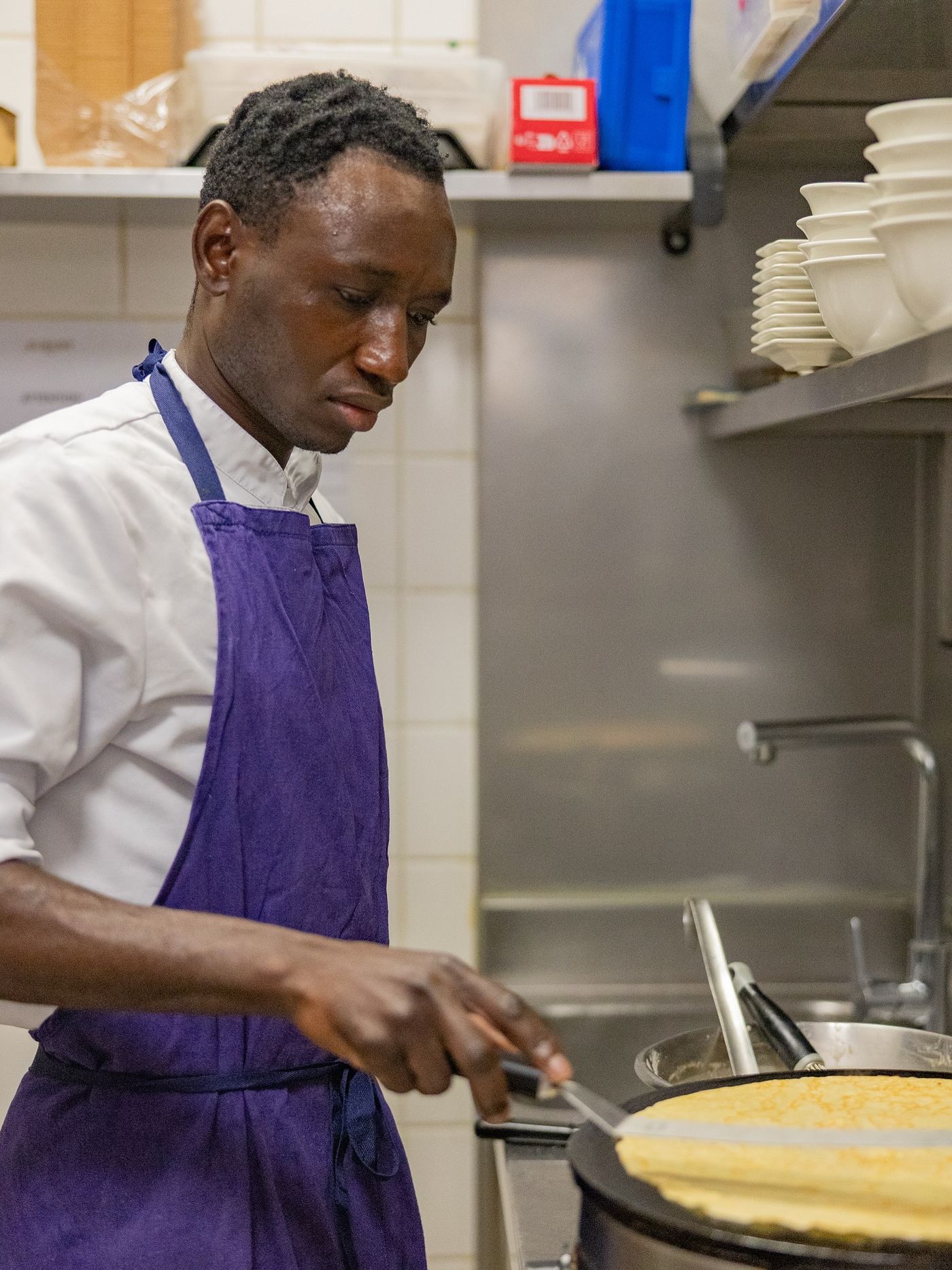 Les crêpes maison sautent dans la poêle en cuisine chez August
