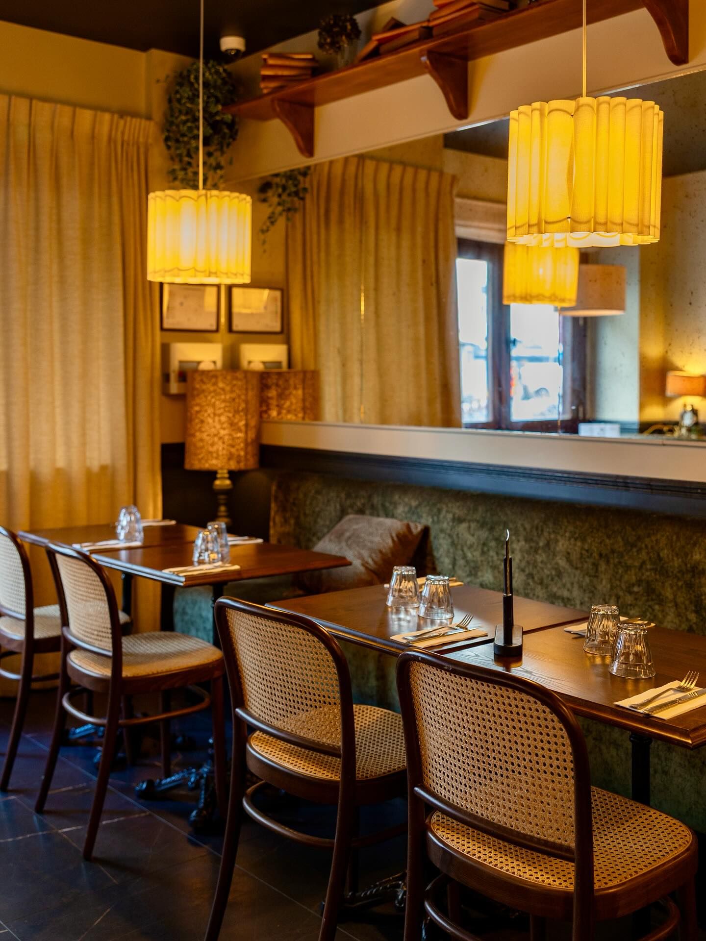 Le bar d'August sous ses lampes chaudes